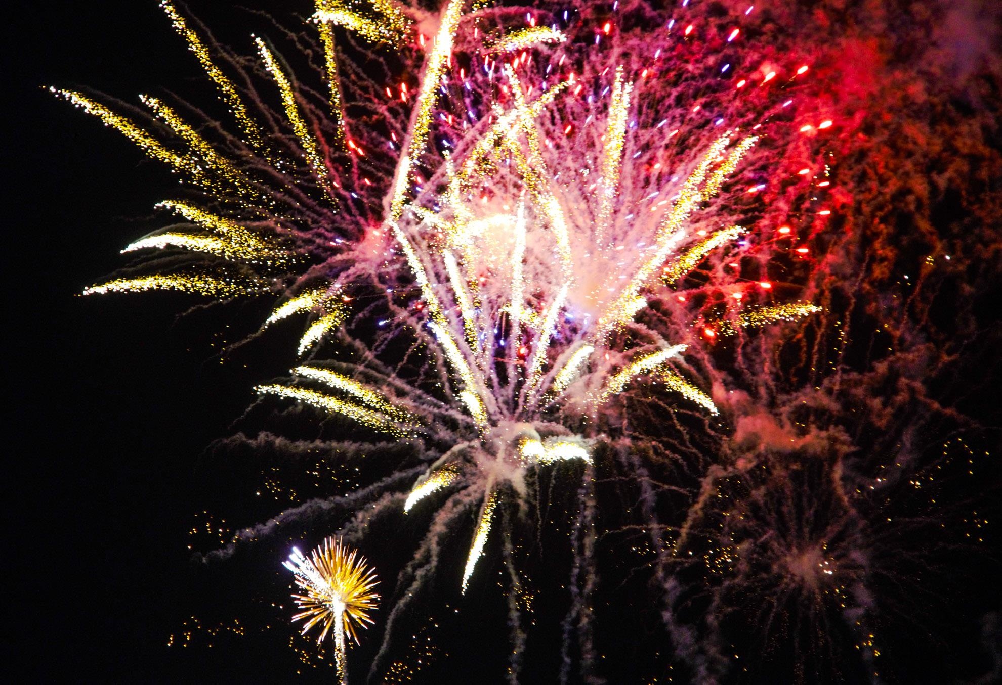 Phao hoa ruc sang tren bau troi bien dao Ly Son hinh anh