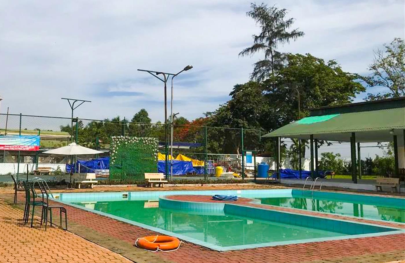 Nhan vien cuu ho tran tinh vu 2 nam sinh chet duoi o ho boi khach san hinh anh