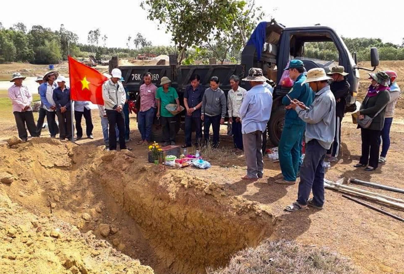 Phat hien hai cot liet si gan dap thuy loi hinh anh