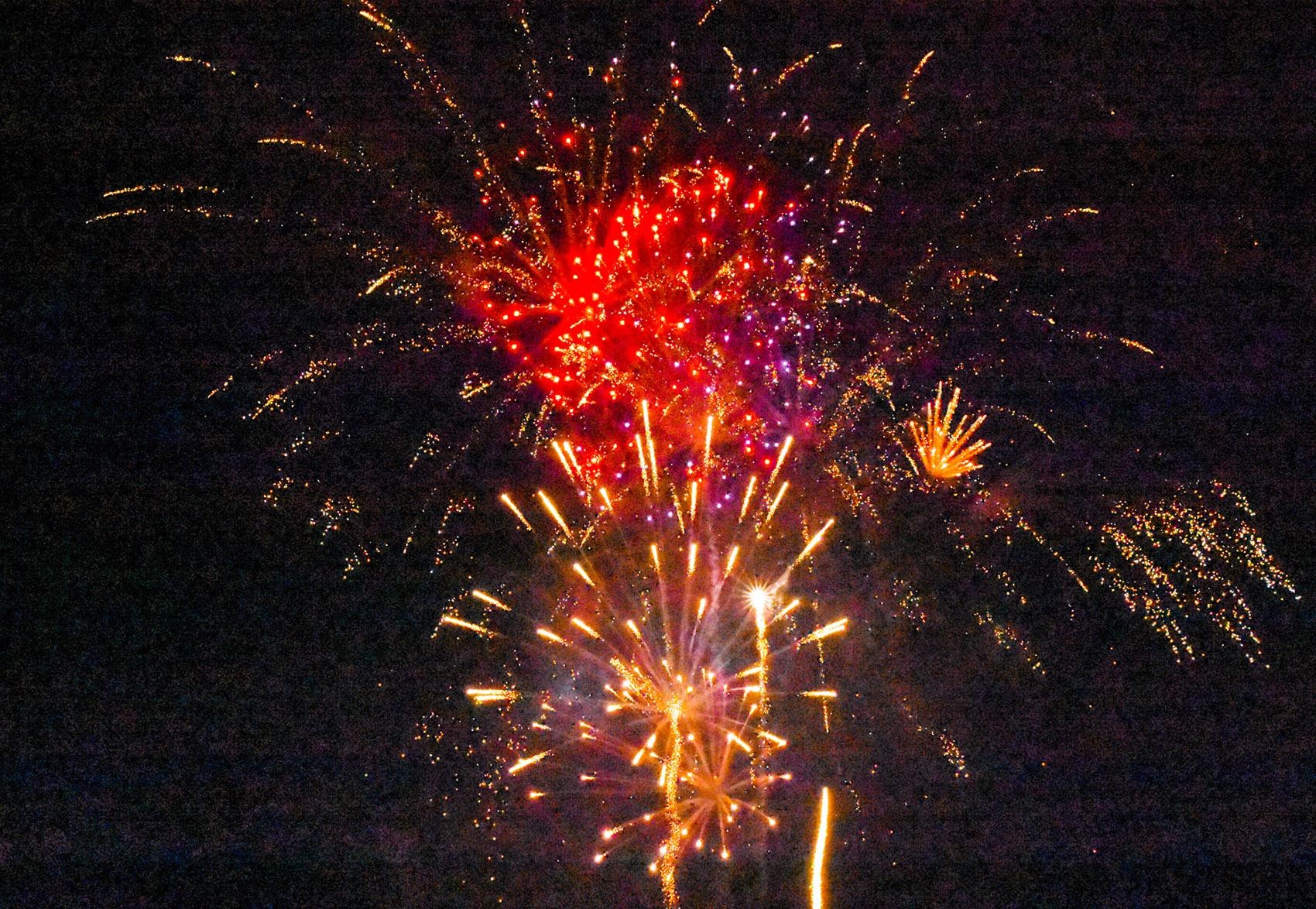 Nguoi dan reo ho man phao hoa mung 30 nam tai lap tinh Quang Ngai hinh anh