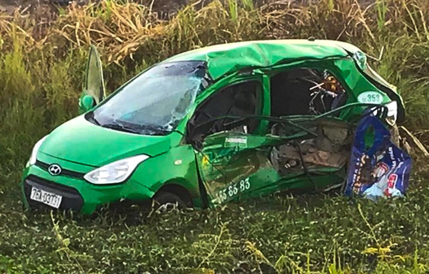 Canh tau hoa hat vang taxi Mai Linh khien 2 nguoi tu vong hinh anh