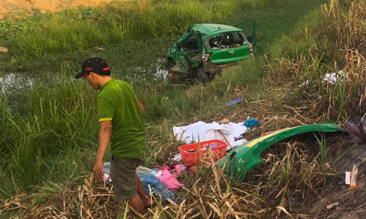 Giay phut kinh hoang doan tau SE1 tong truc dien xe taxi Mai Linh hinh anh