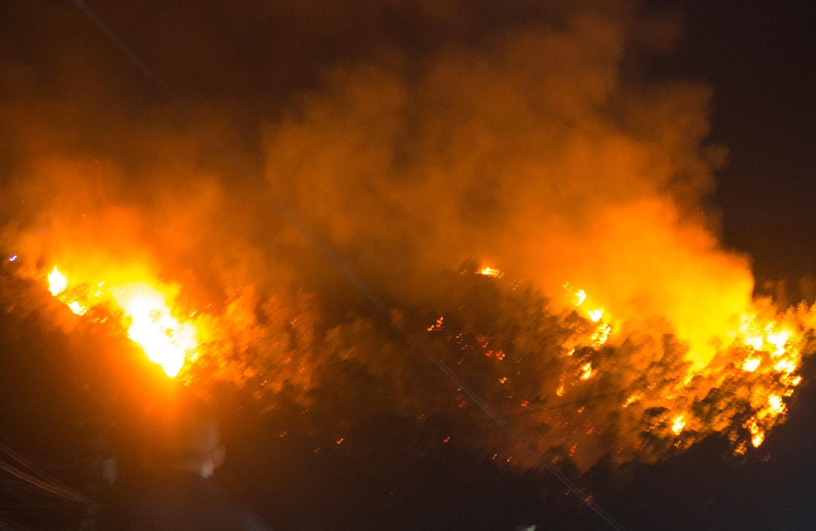 Hon 600 nguoi chua chay rung trong dem hinh anh