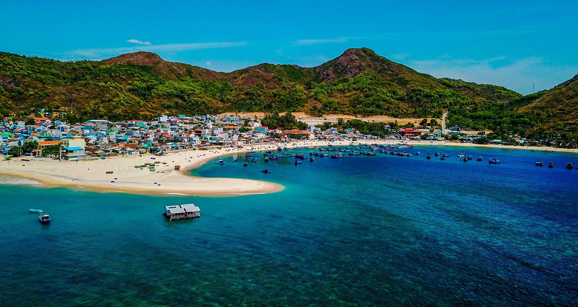 Con duong xuyen bien Quy Nhon anh 1