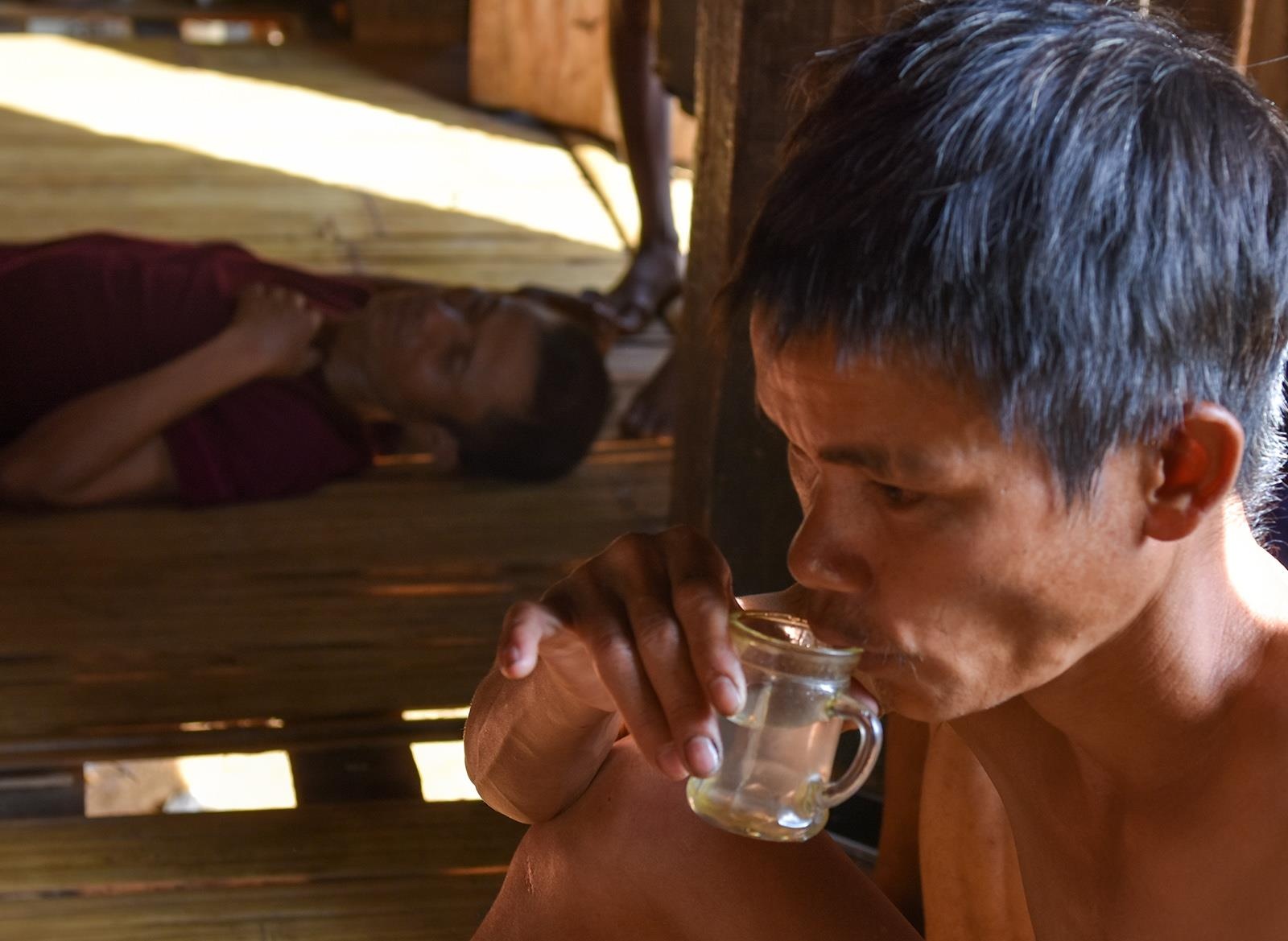 Tan nat gia dinh vi nghien ruou hinh anh