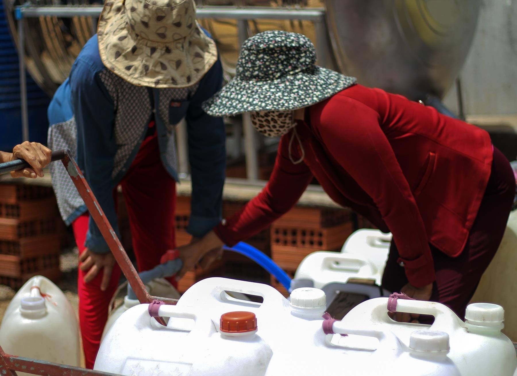 Xe chua chay tiep nuoc 'giai cuu' dan vung kho han hinh anh