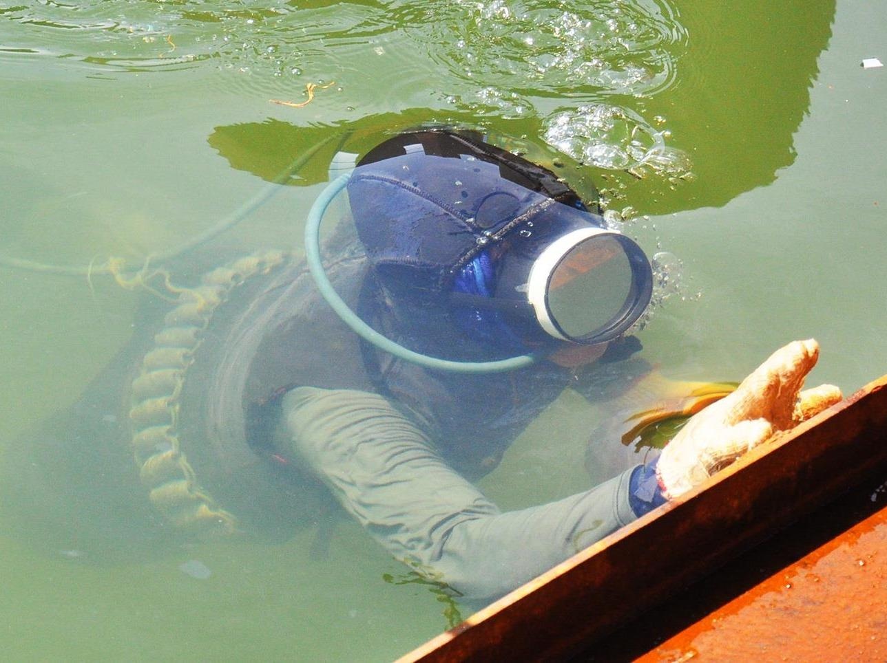 Chi 48 ty khai quat tau co o Dung Quat, thu ve... toan manh vo hinh anh