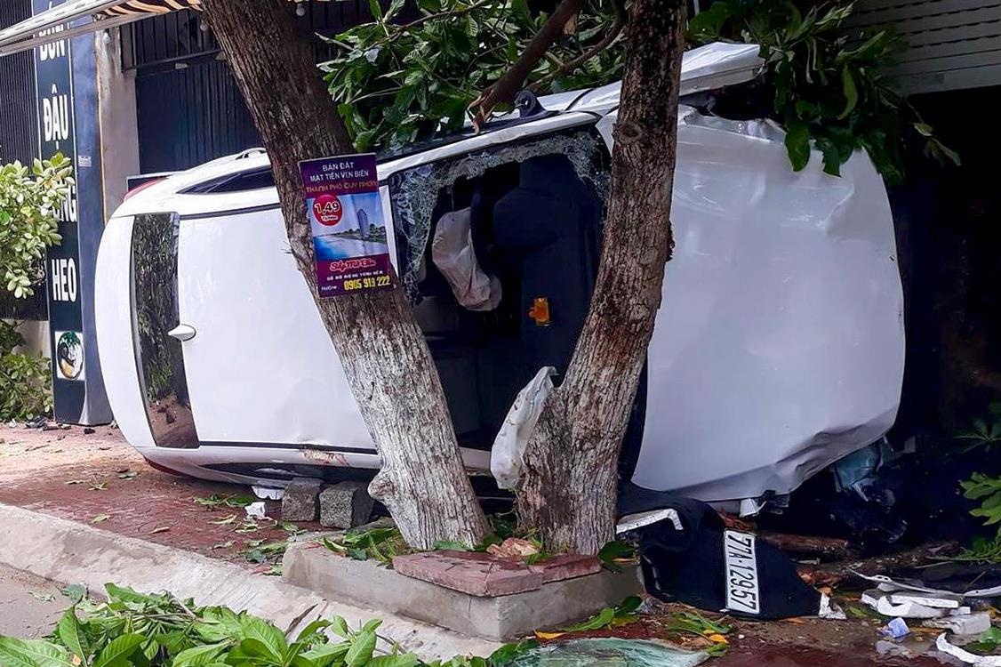 Xe hop tong gay hang loat cay xanh, mot nguoi chet hinh anh