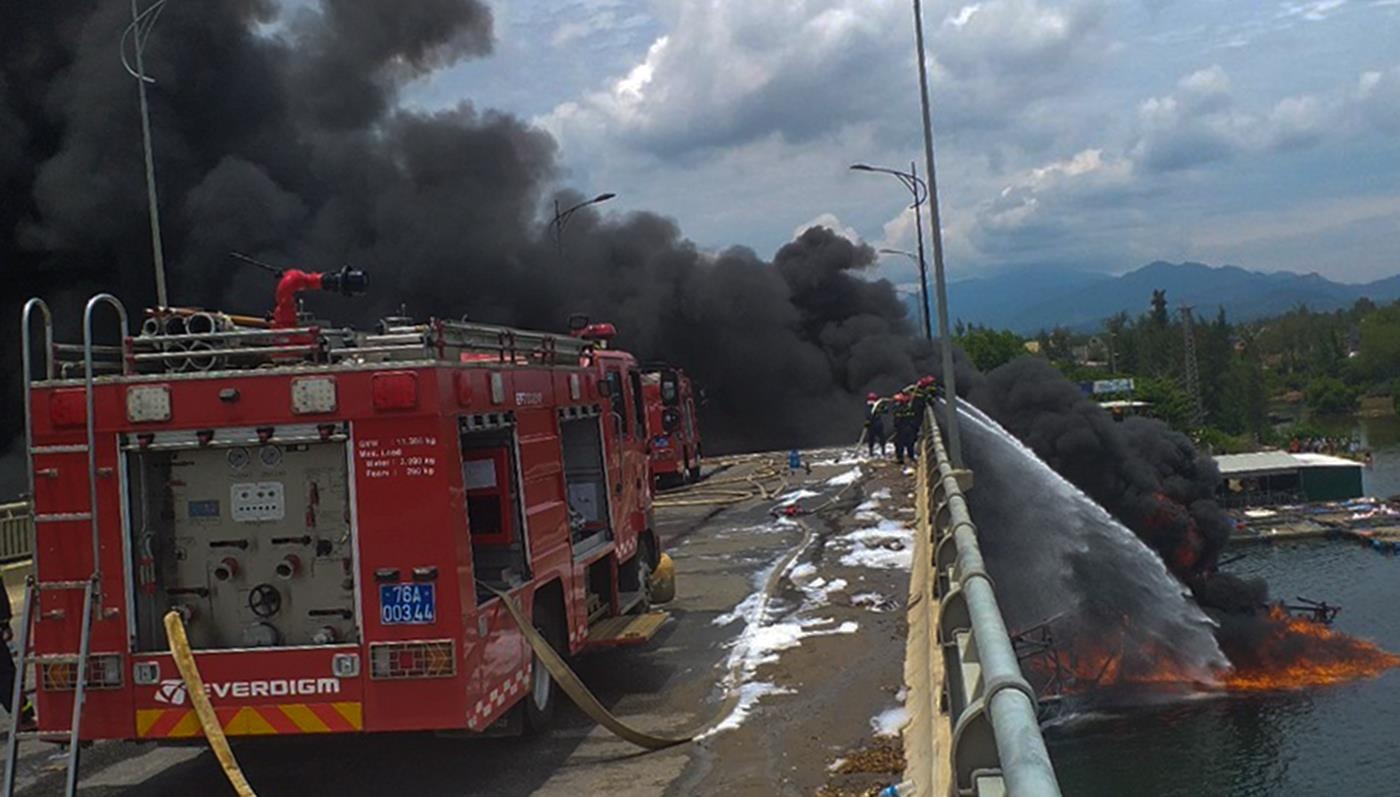 Cháy tàu câu mực tiền tỷ ảnh 1 Chay tau cau muc tien ty anh 1