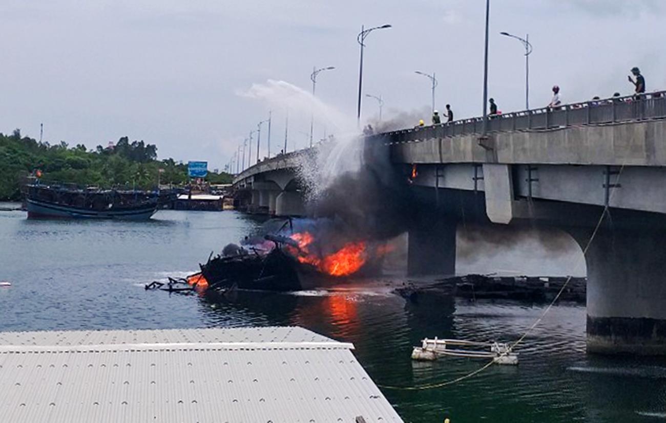 Tau ca chua 30.000 lit dau boc chay hinh anh