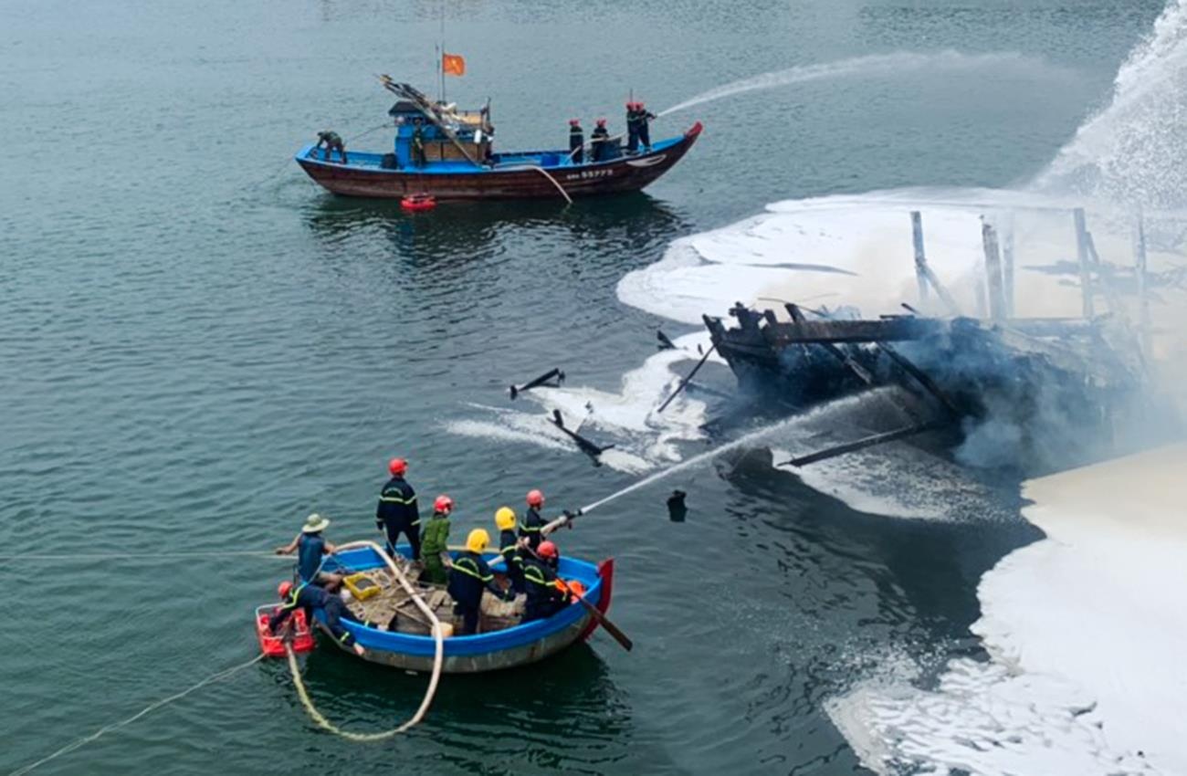 Cháy tàu câu mực tiền tỷ ảnh 3 Chay tau cau muc tien ty anh 3
