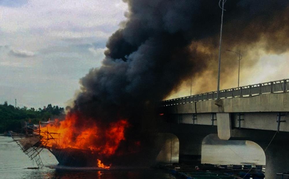 Phong toa giao thong sau vu chay tau ca chua 30.000 lit dau hinh anh