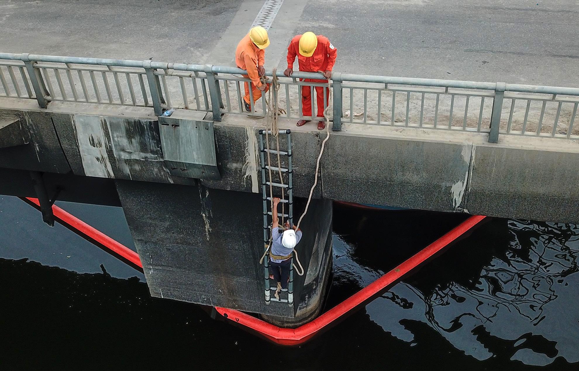 tau cho 30.000 lit dau boc chay anh 10