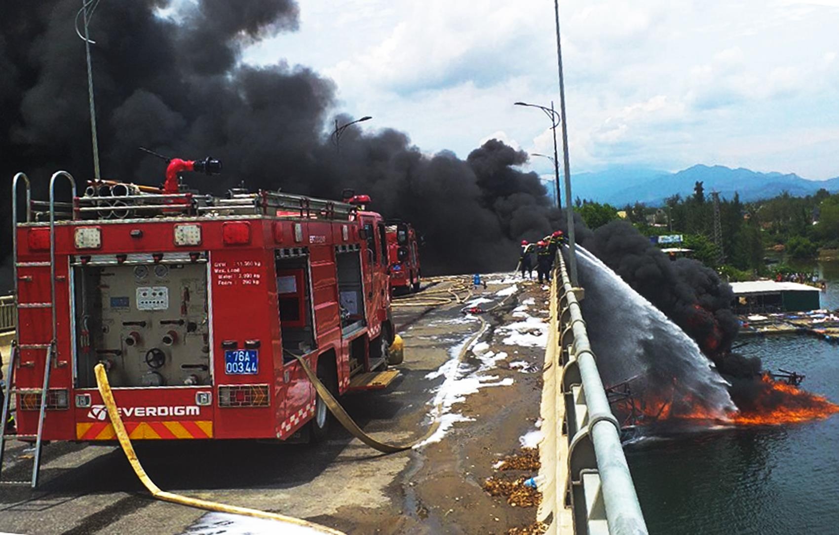 tau cho 30.000 lit dau boc chay anh 1