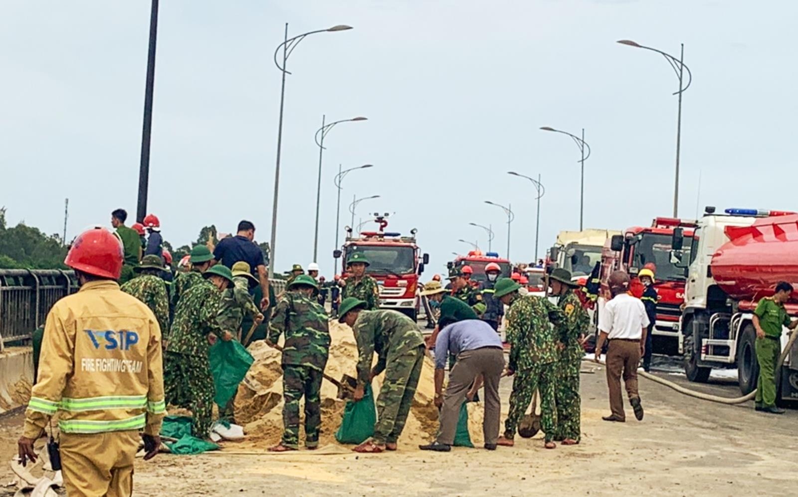 tau cho 30.000 lit dau boc chay anh 2