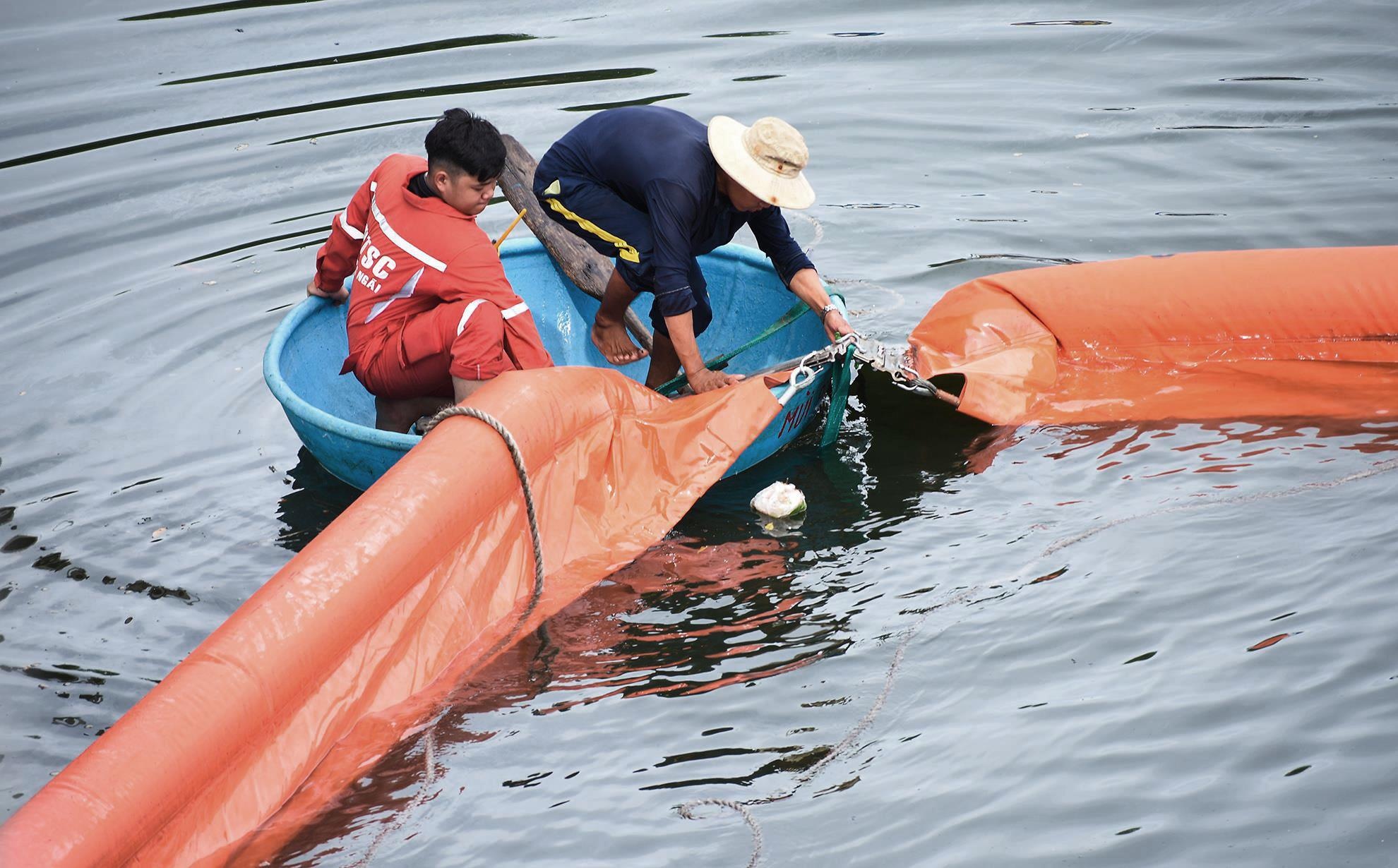 tau cho 30.000 lit dau boc chay anh 13