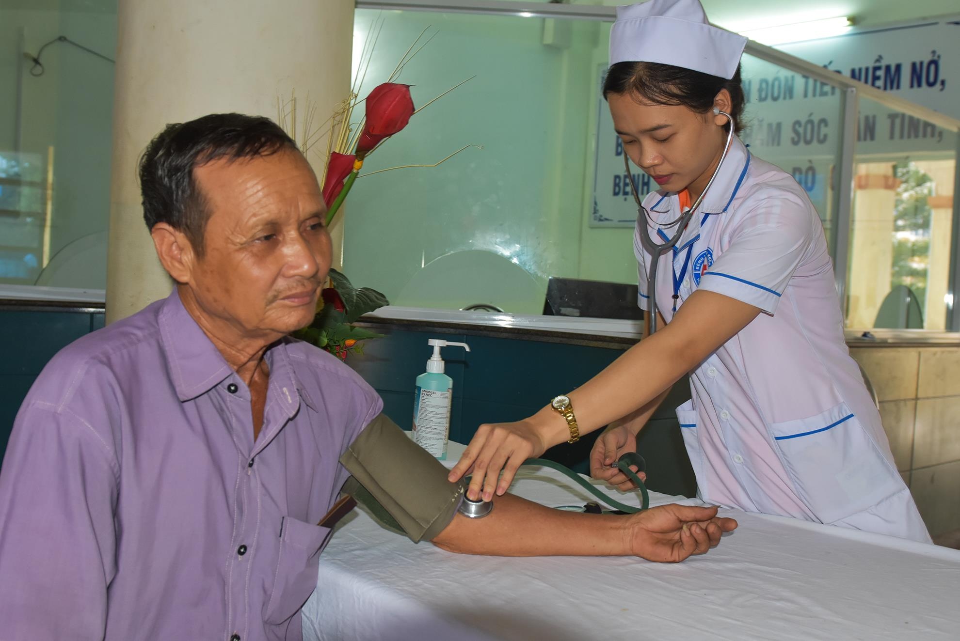 Benh vien Dung Quat lang phi anh 7