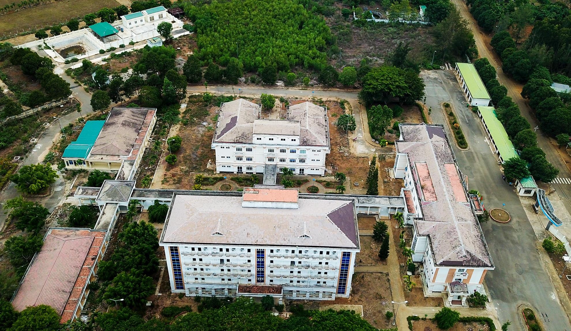 Benh vien Dung Quat lang phi anh 2