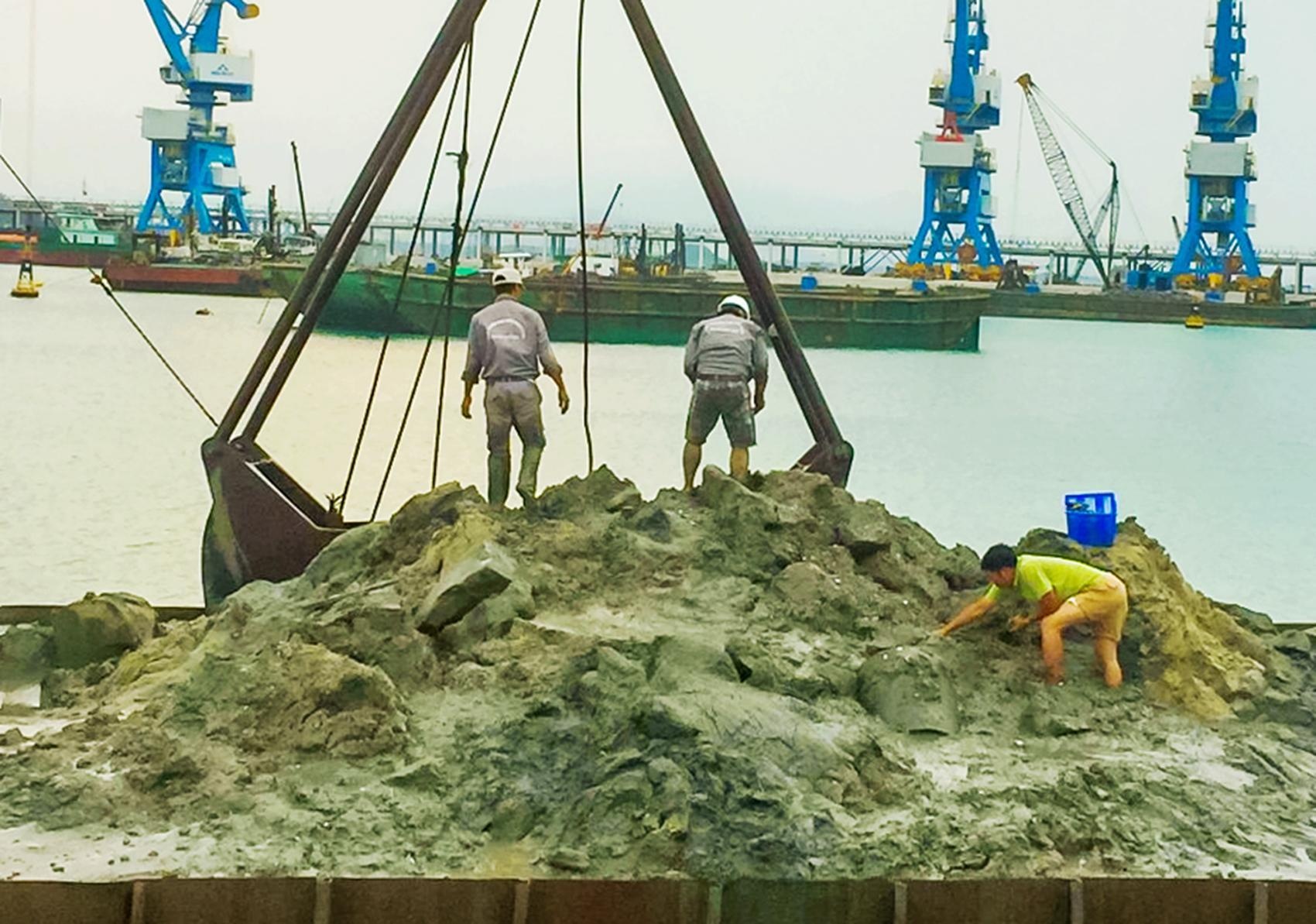 Hien truong xang cap khai quat tau co Dung Quat hinh anh