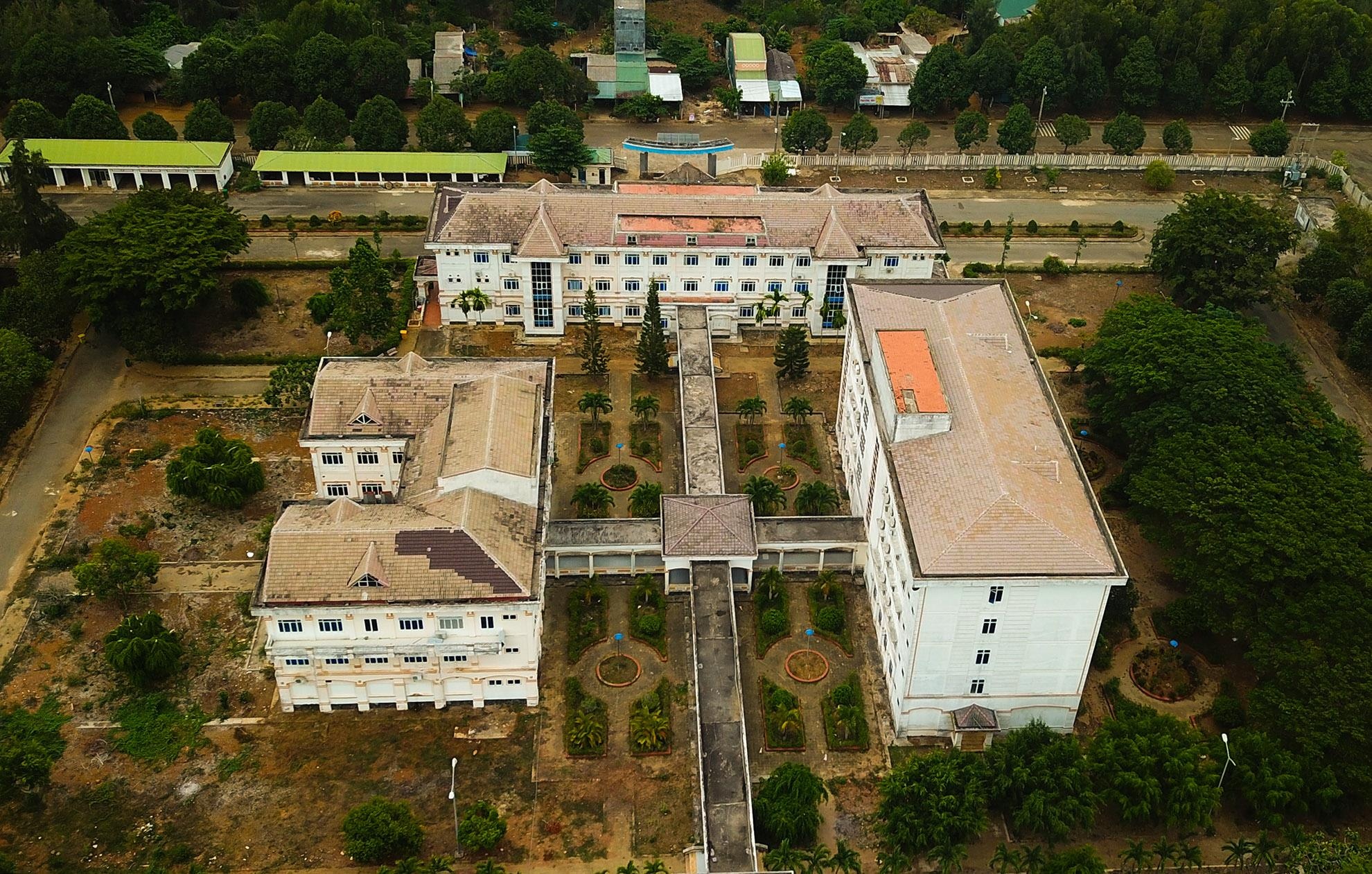 Benh vien Dung Quat lang phi anh 1