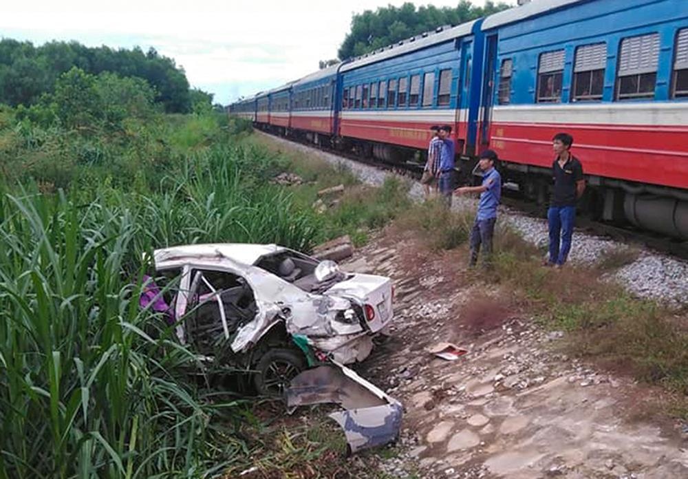 Nhan chung ke luc tau hoa huc vang oto co bang qua duong sat hinh anh