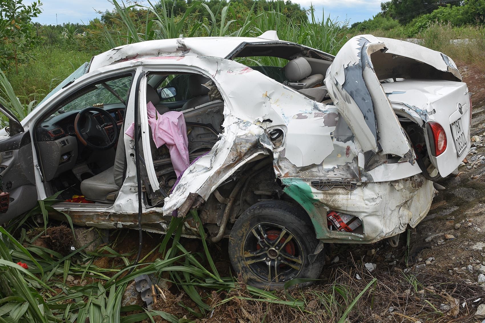 Tau hoa huc oto vang xuong ruong, mot nguoi nguy kich hinh anh