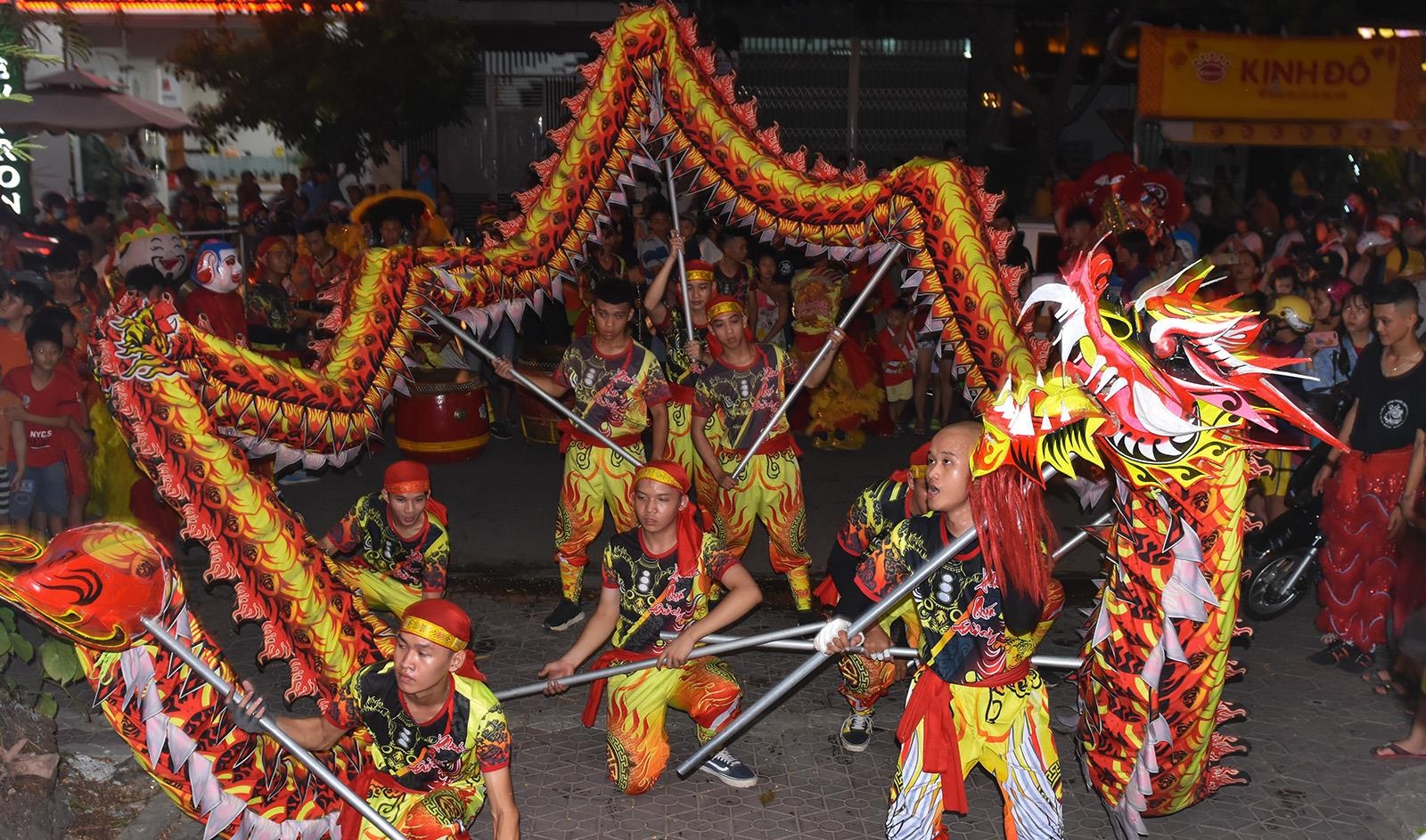Hang nghin nguoi di xem mua lan su, duong pho ket cung hinh anh