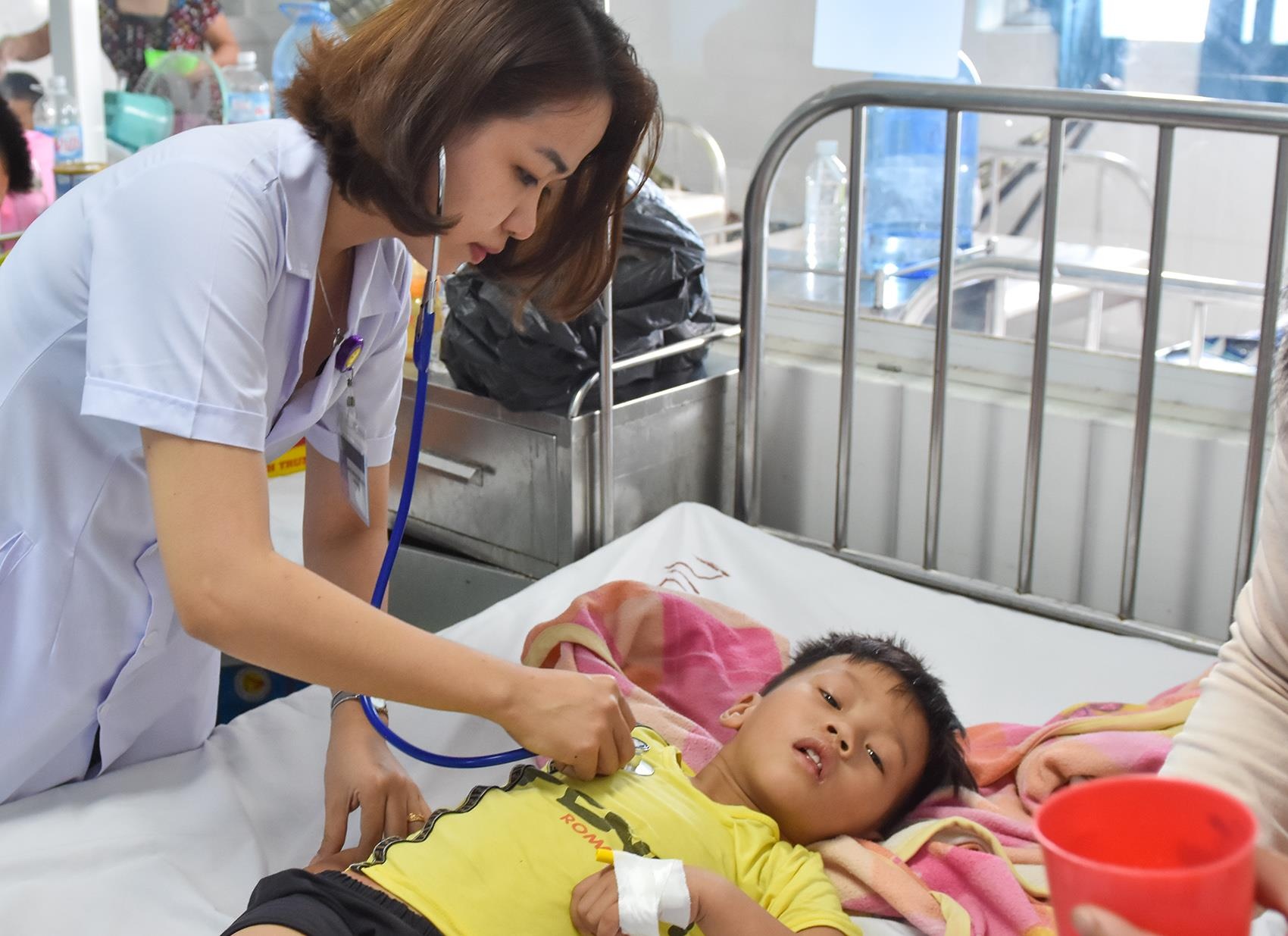 Cuu be trai roi xuong cong, bi nuoc cuon xa 100 m hinh anh