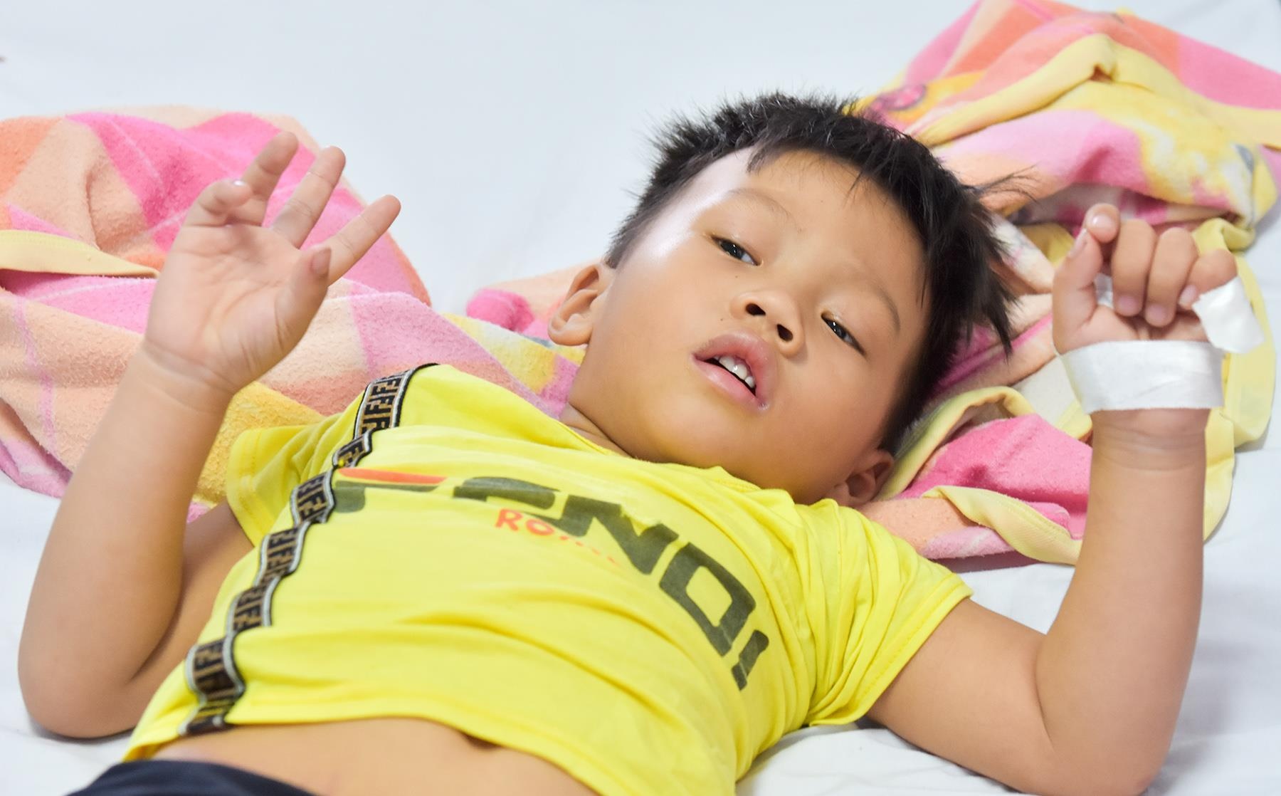 Khoanh khac cuu be trai roi xuong cong nuoc thai hinh anh