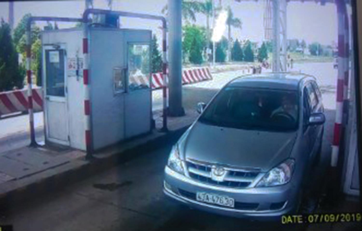 Nhom thanh nien cho di nho oto, dan canh trom cap tai san hinh anh