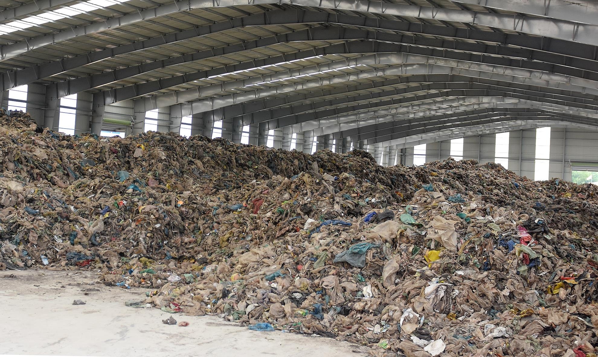 Nha may xu ly rac 300 ty 'dap chieu' sau 2 nam khoi cong hinh anh