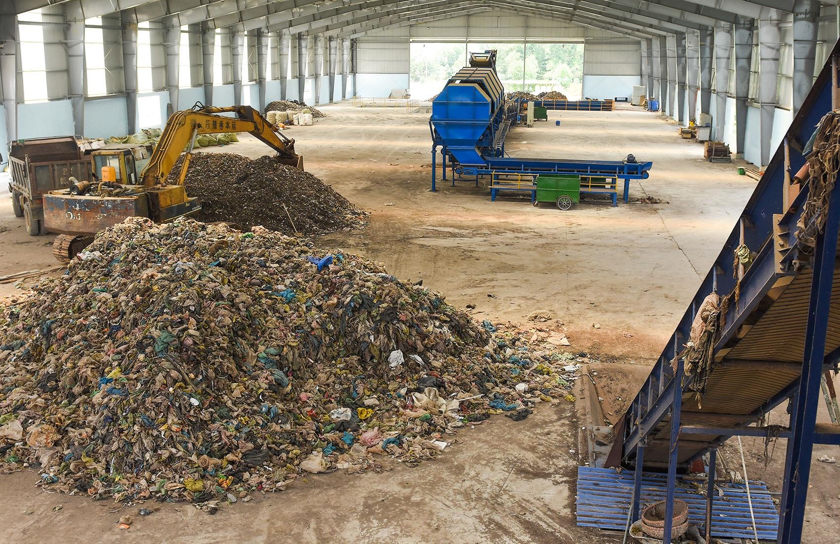 Nha may xu ly rac tram ty ngon ngang sau hai nam xay dung hinh anh