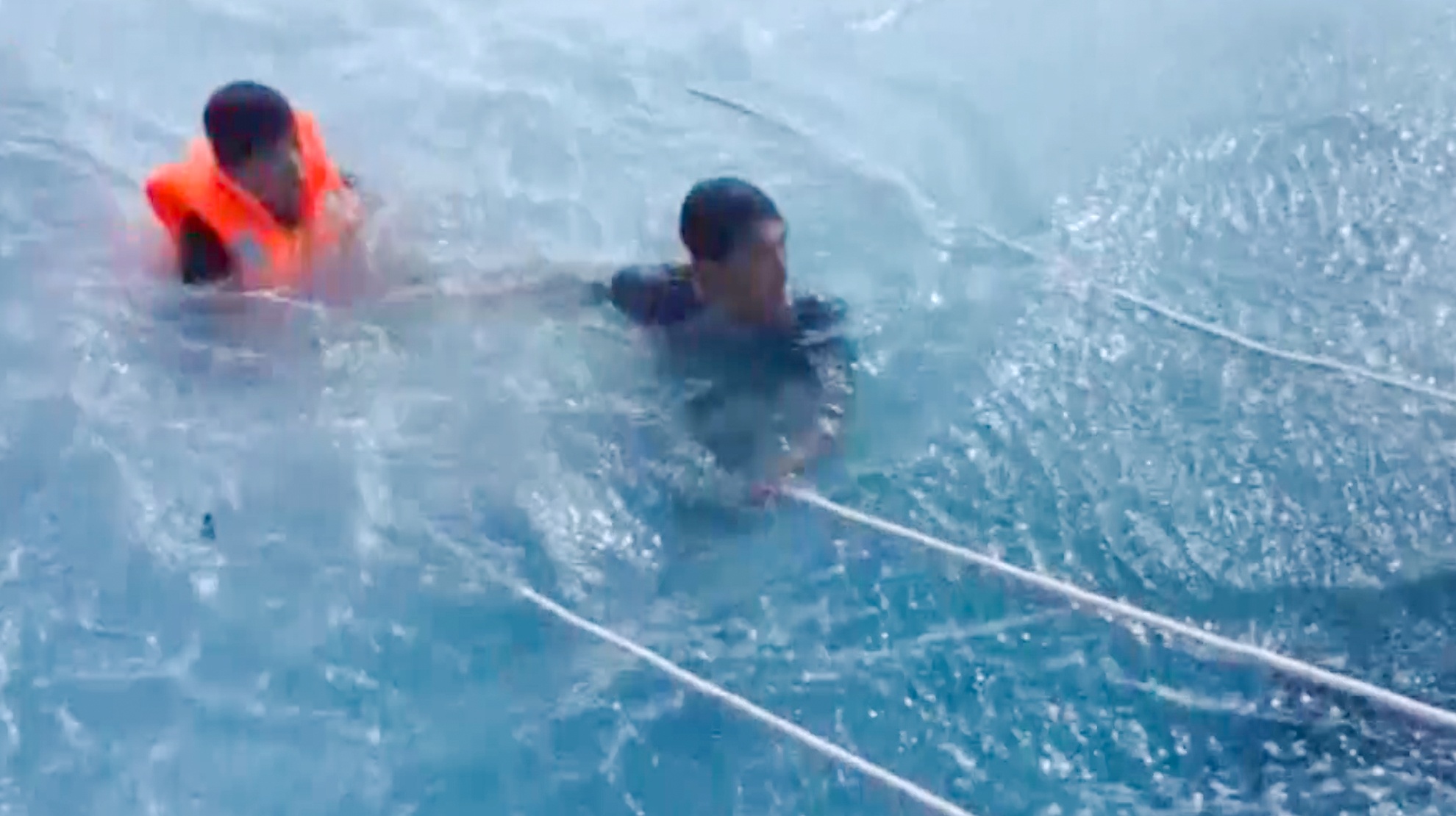 Chang trai vat lon voi song du cuu nguoi o Hoang Sa hinh anh