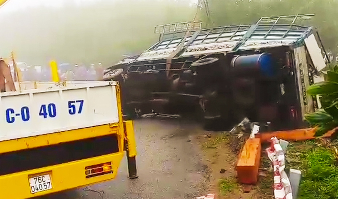 Lật xe tải, vợ chồng chết ảnh 1 Lat xe tai, vo chong chet anh 1