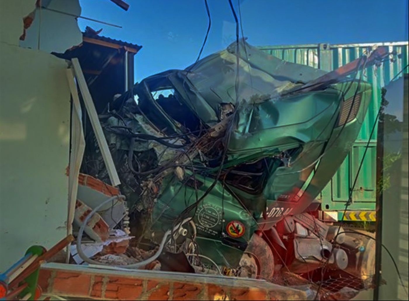 ​ Xe container dam sap nha dan ven quoc lo, mot nguoi tu vong hinh anh