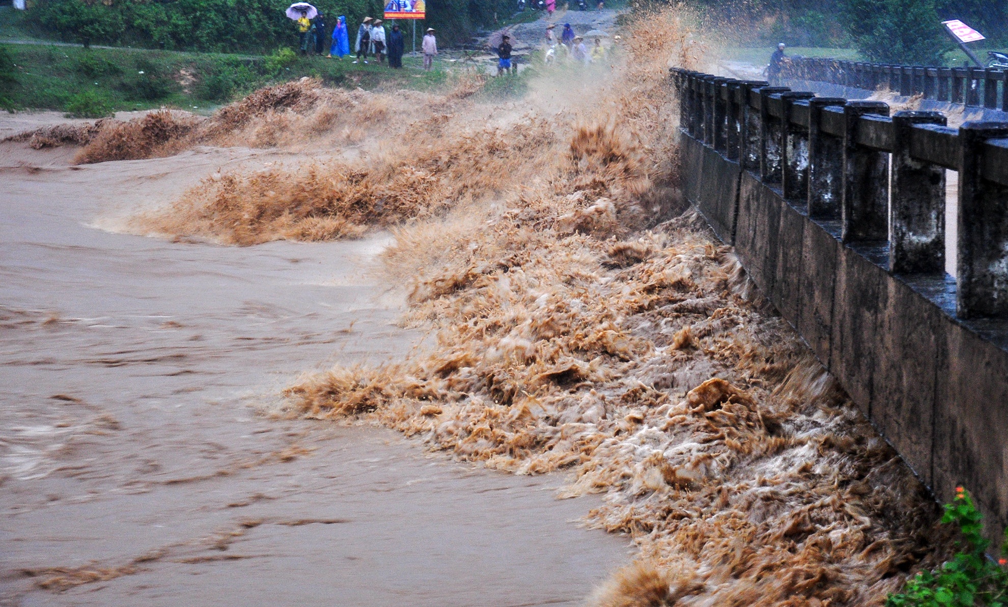 Mua bao nguy hiem mien Trung anh 1