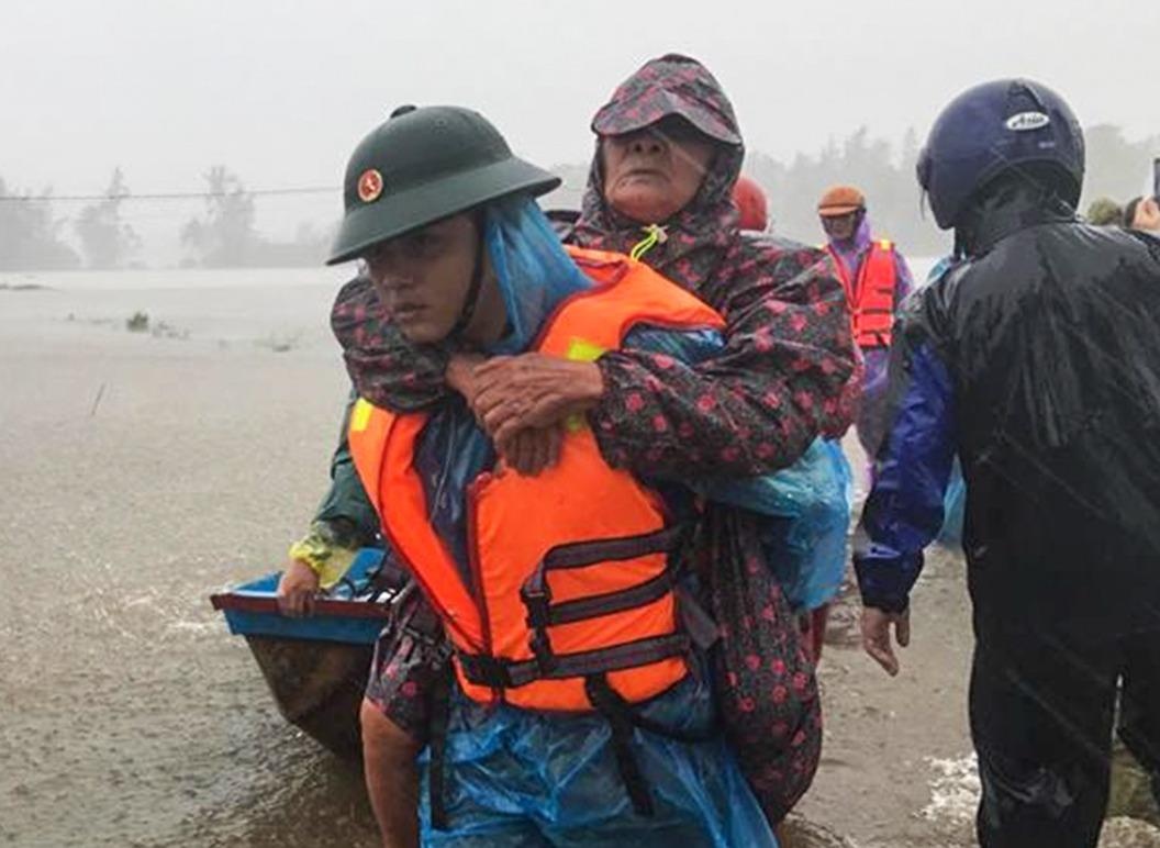 So tan hang nghin nguoi khoi vung nguy hiem truoc khi bao so 5 do bo hinh anh