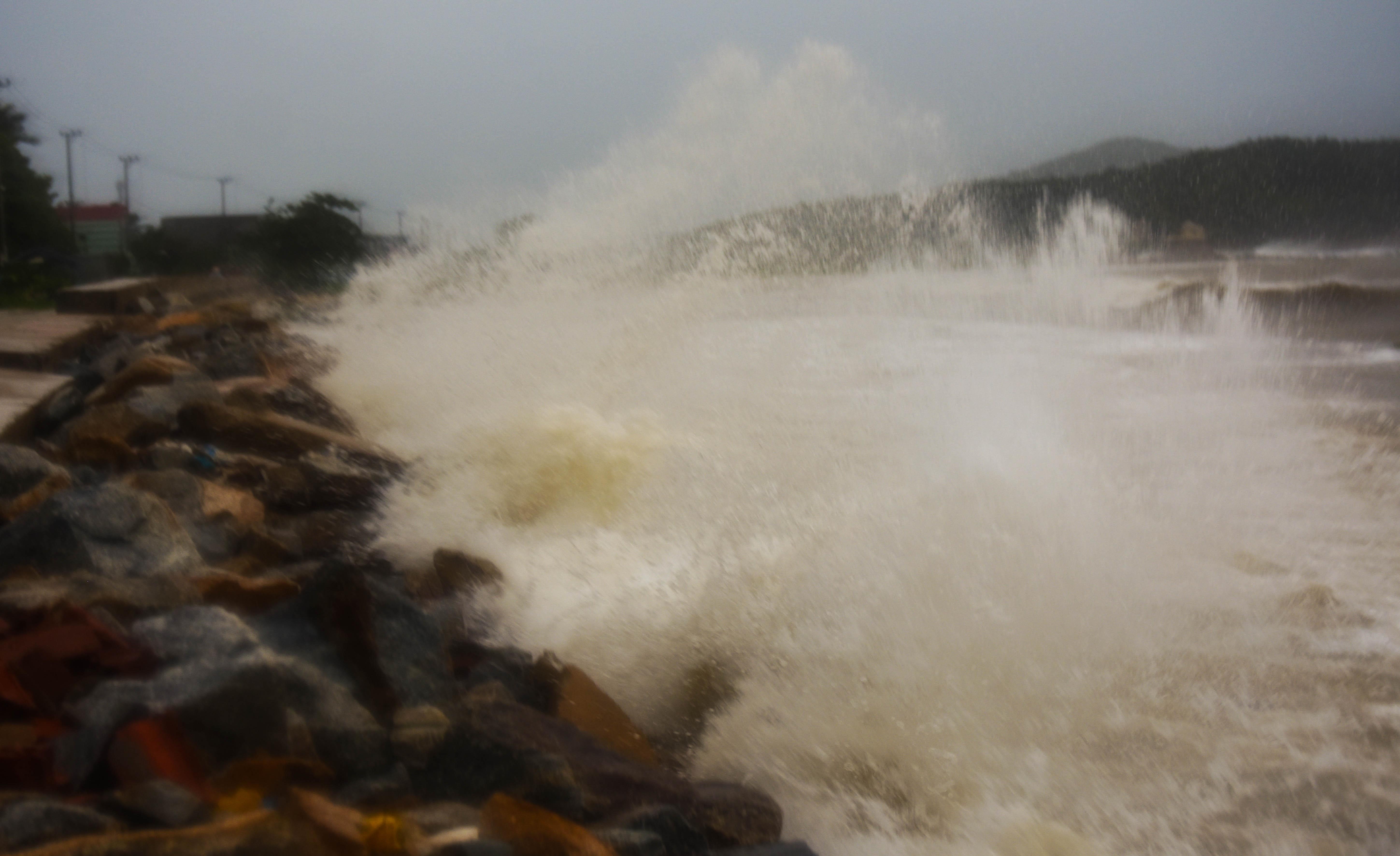 Song cao 5 met ap vao ven bien truoc bao hinh anh