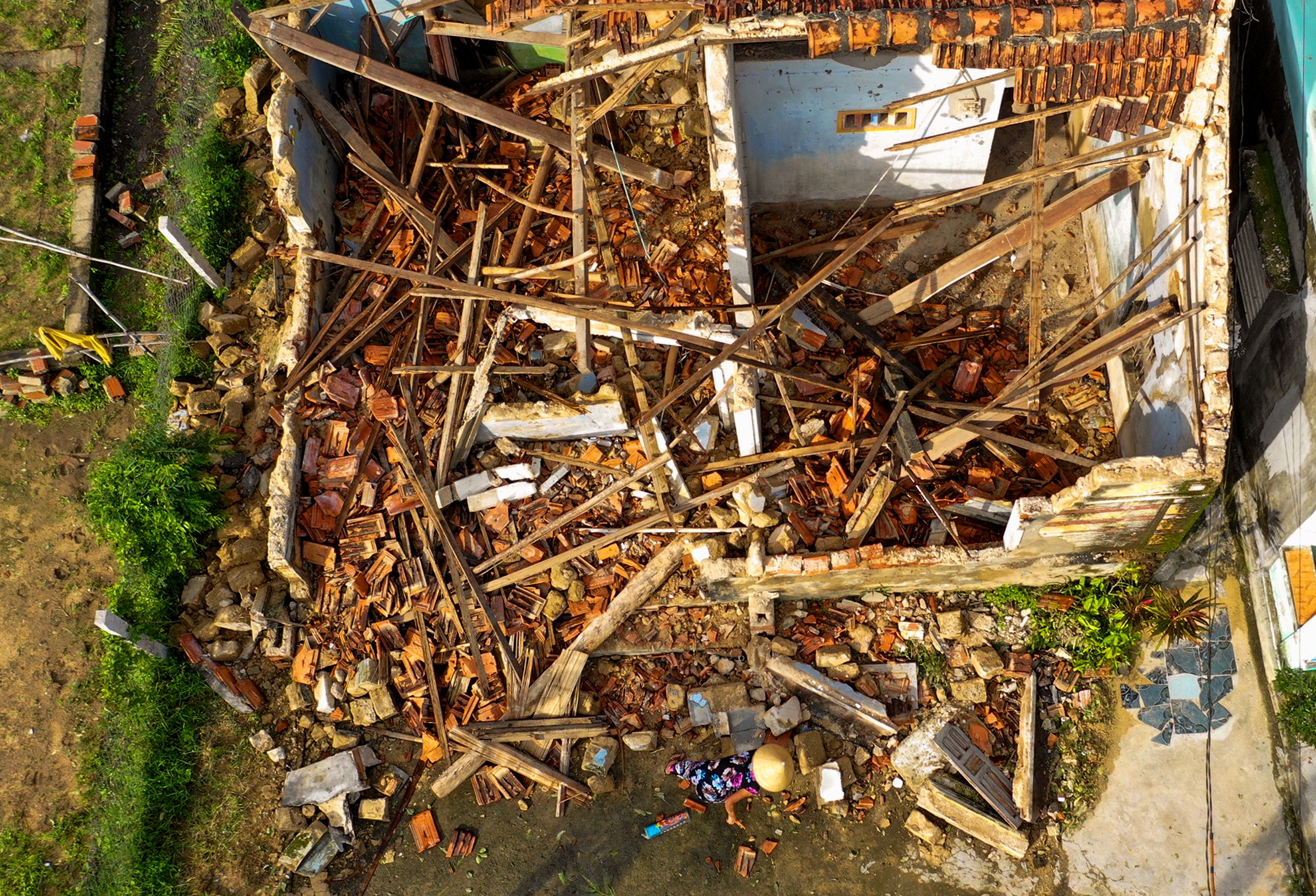 Hang nghin nguoi mien Trung mat cho o sau bao so 5 hinh anh