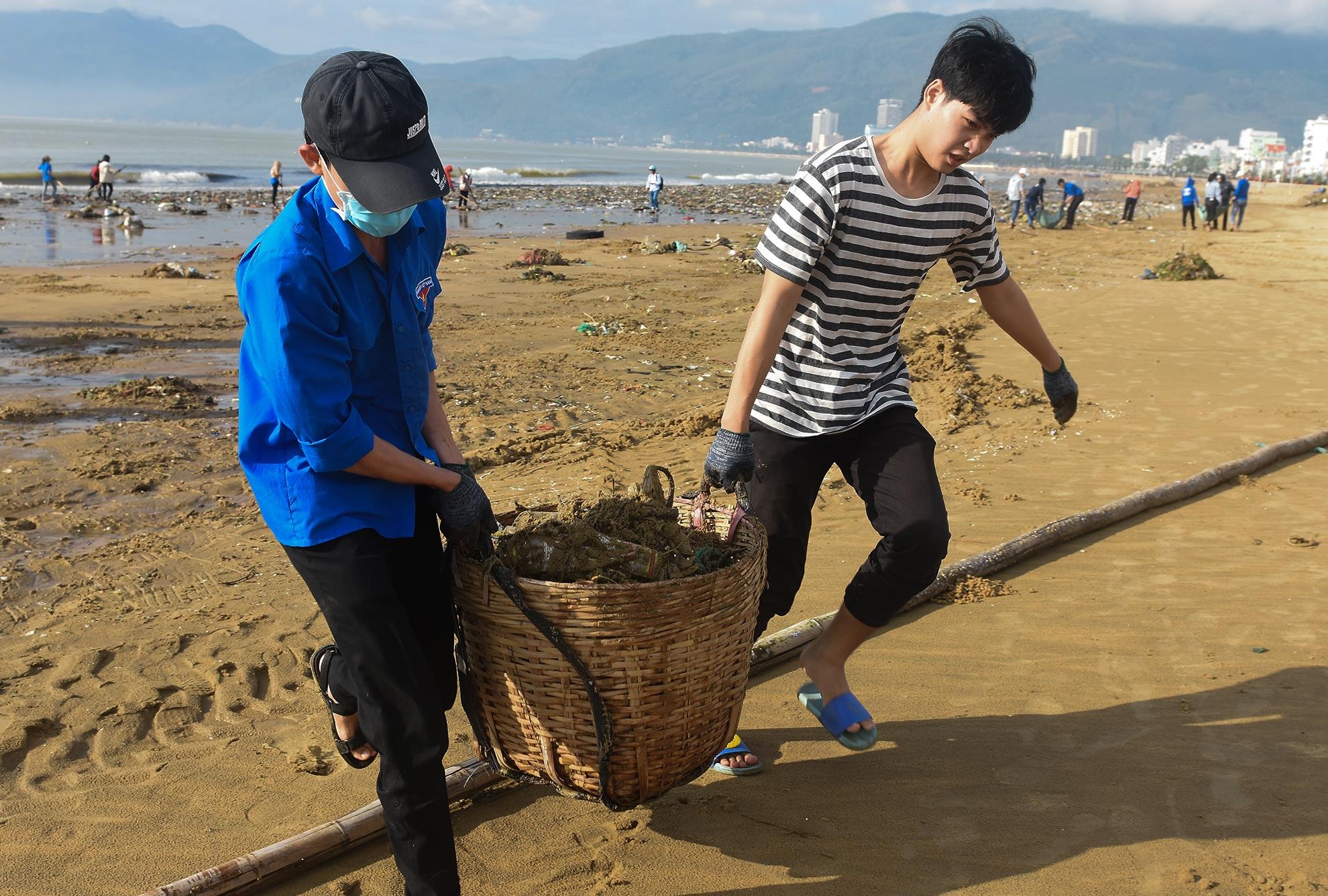 Bai bien Binh Dinh ngap rac sau bao so 5 hinh anh