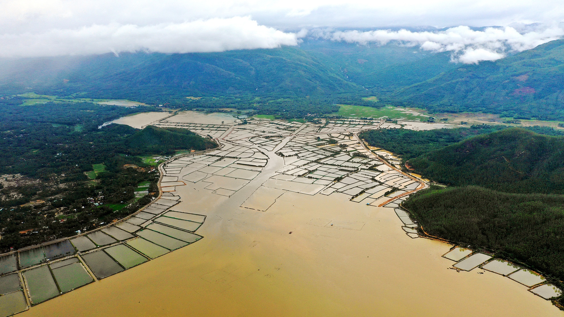 Lang ca tan hoang sau bao so 5 anh 1