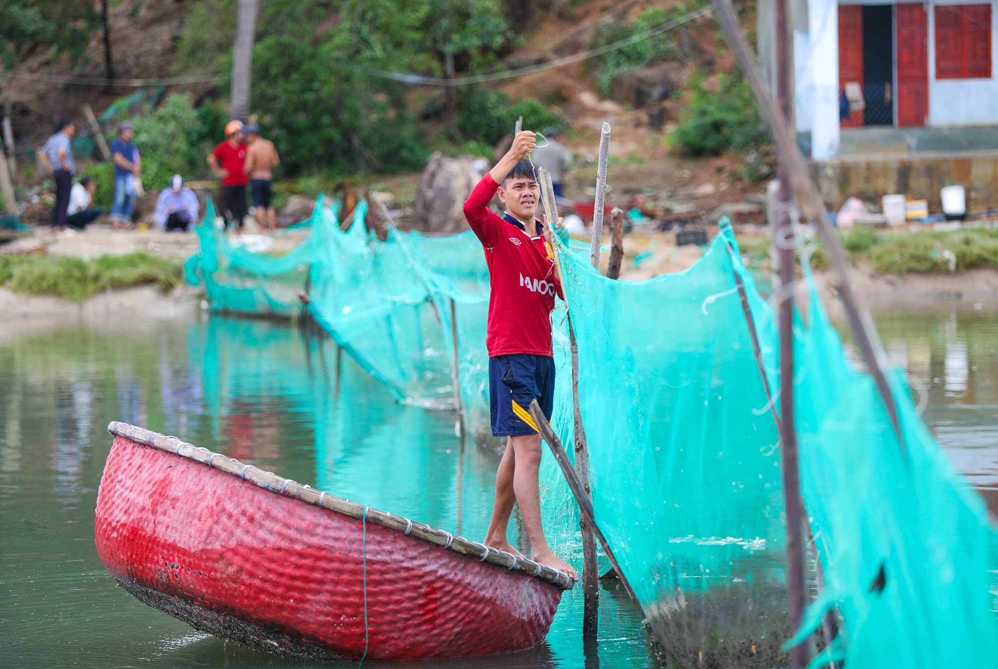 Lang ca tan hoang sau bao so 5 anh 7