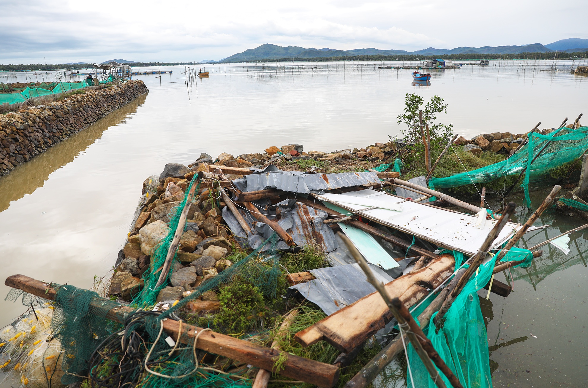 Lang ca tan hoang sau bao so 5 anh 9