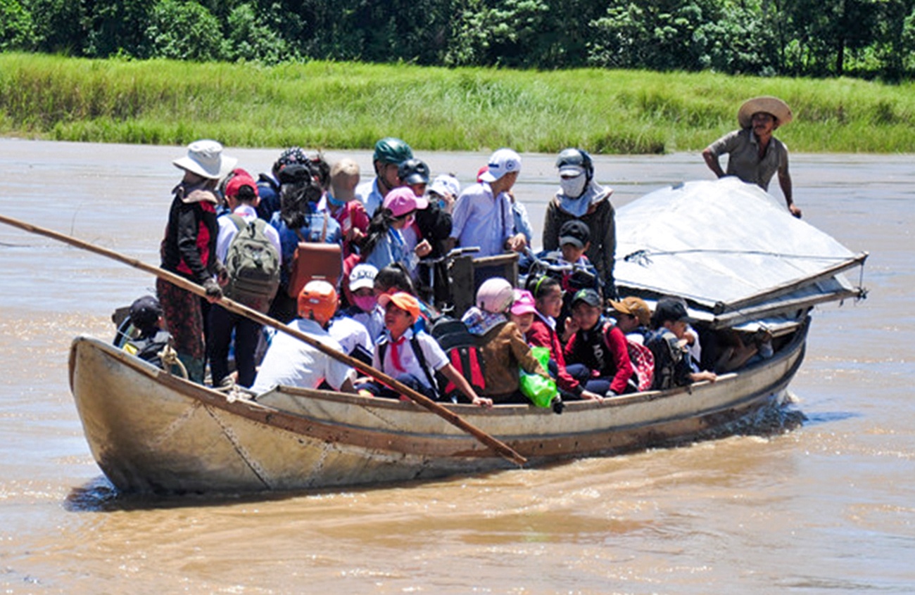 Lat ghe, 5 nguoi bi hat xuong dong nuoc chay xiet hinh anh