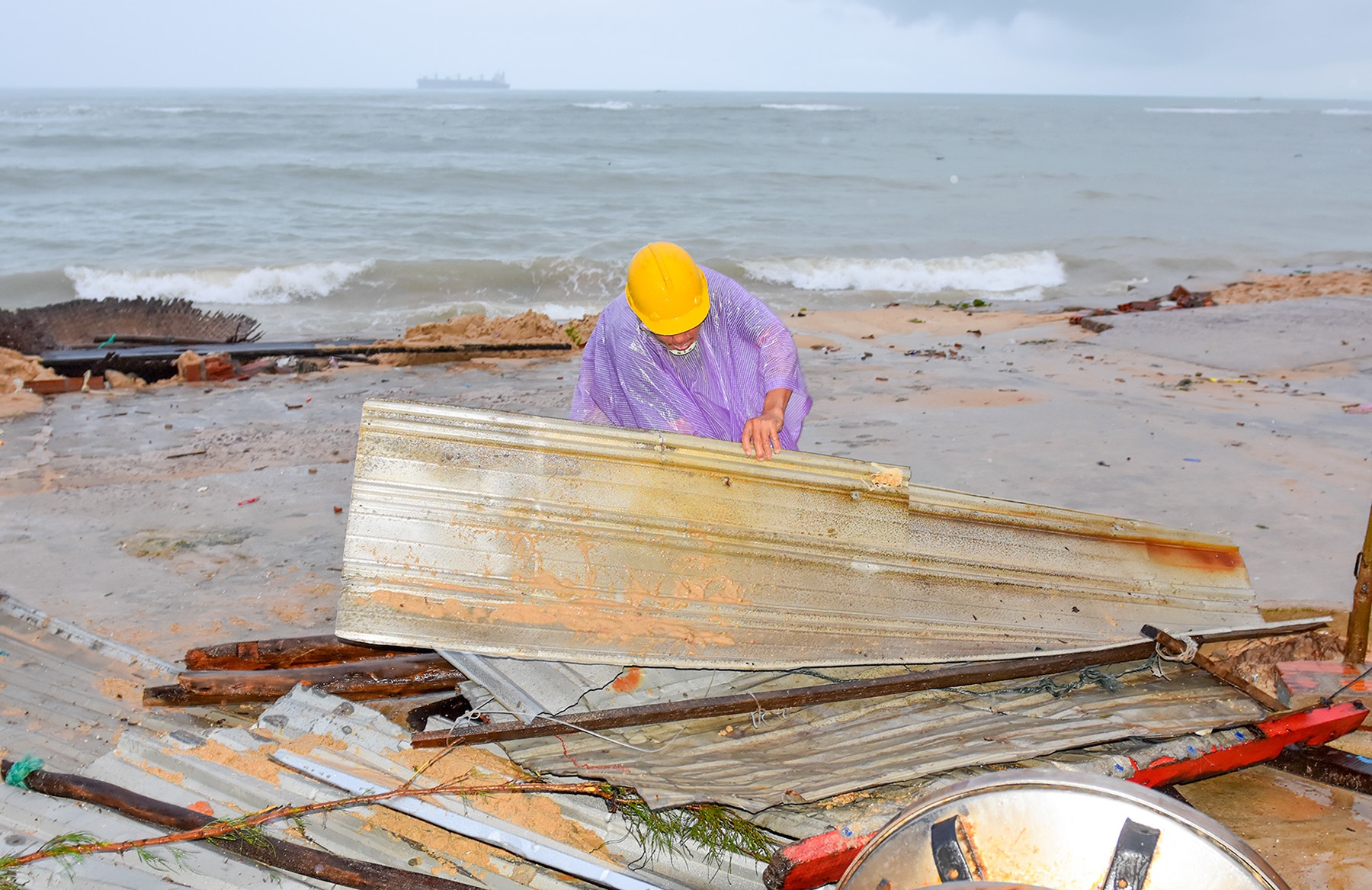 Trieu cuong uy hiep lang chai anh 1