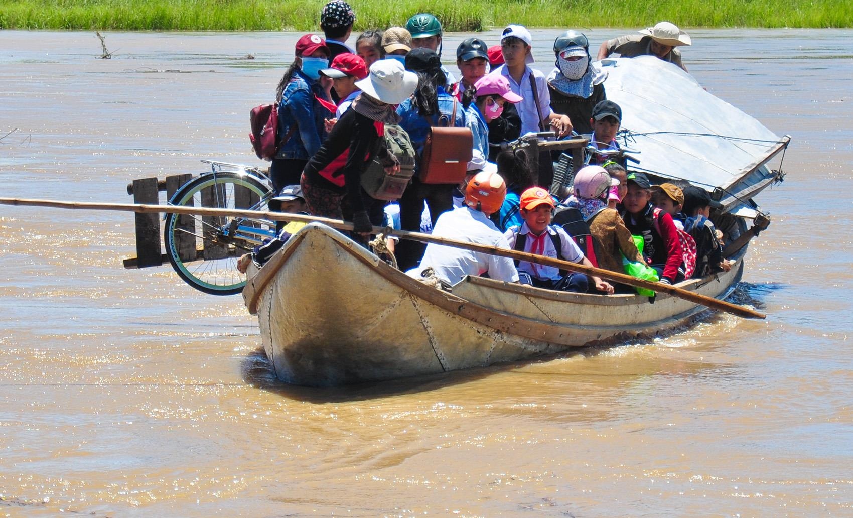Bat chap lenh cam, nguoi dan Hon Ngoc van thue ghe vuot song hinh anh