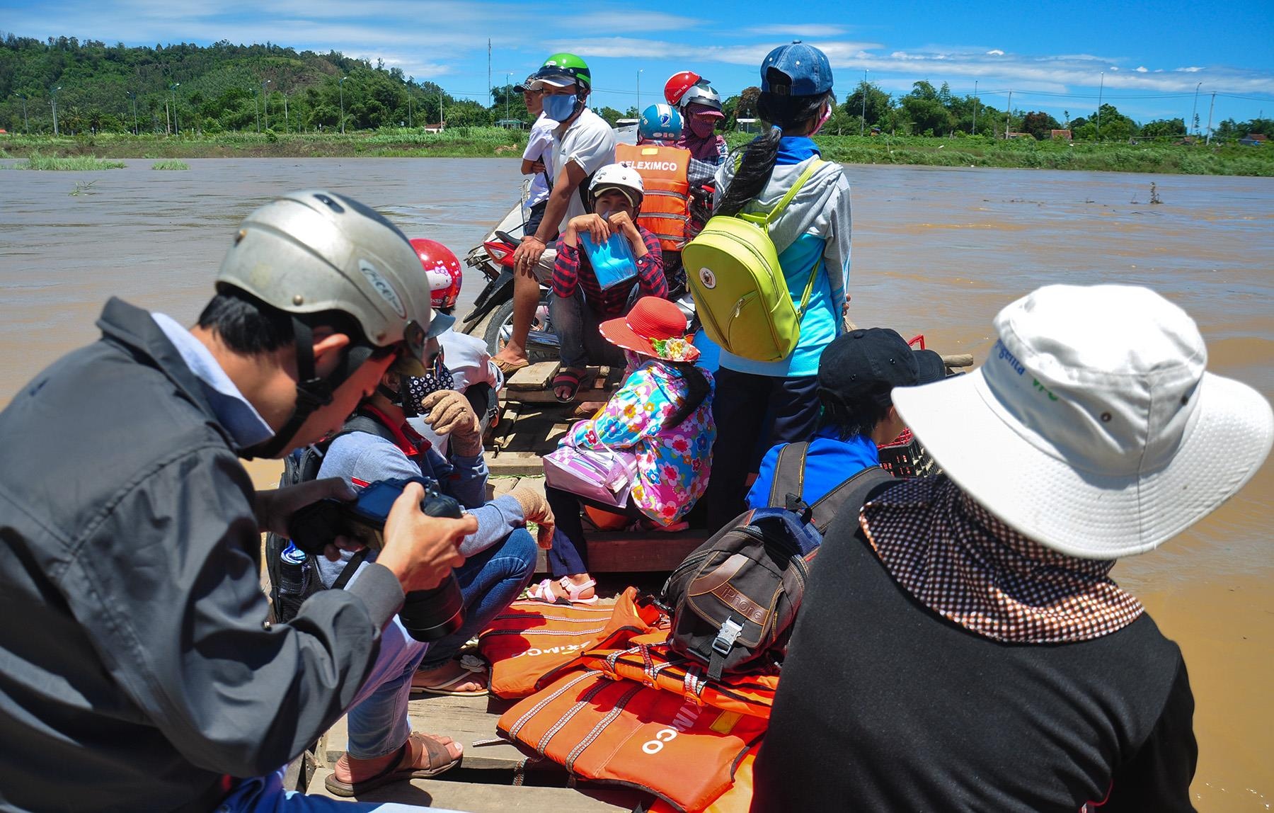 Nguoi dan dao Hon Ngoc di ghe khong mang ao phao hinh anh