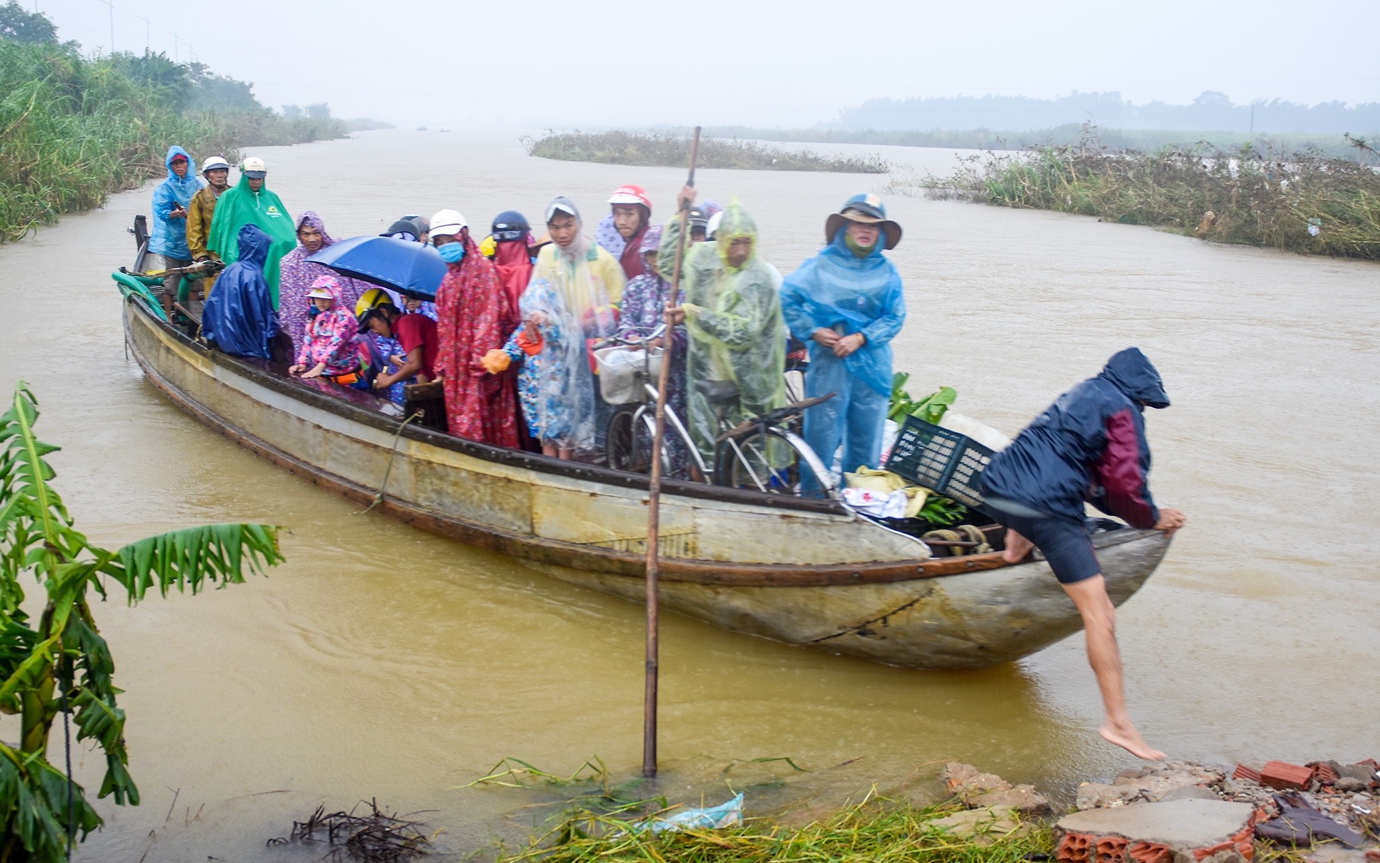 nuoc lu cuon mot phu nu tu vong anh 1