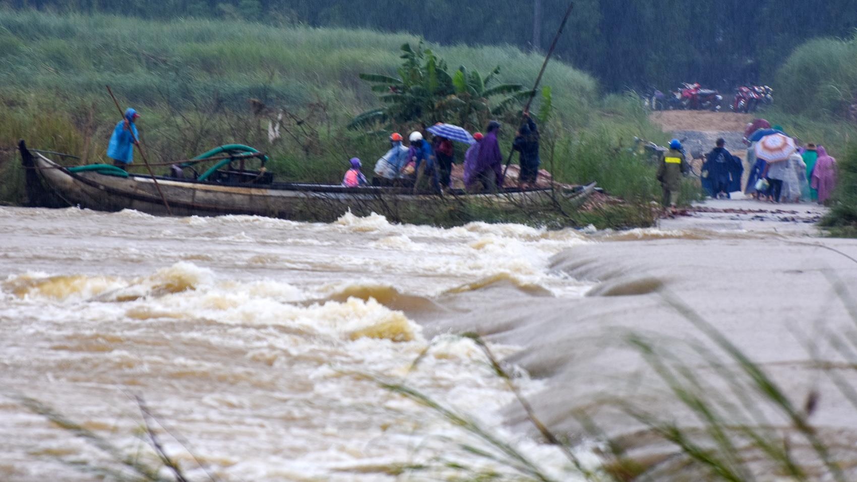 Mot phu nu bi nuoc lu cuon troi hinh anh