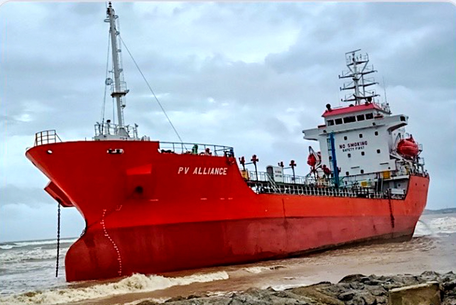 Khan cap chong tran dau cho tau mac can tren bien hinh anh